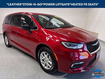 Used 2025 Chrysler Pacifica Select