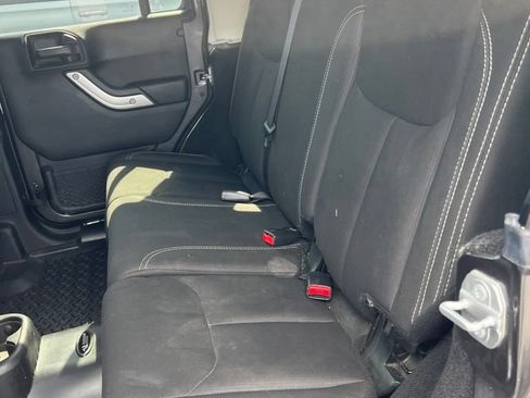 Used 2018 Jeep Wrangler Unlimited Sahara w/ Connectivity Group AWD/4WD image 18