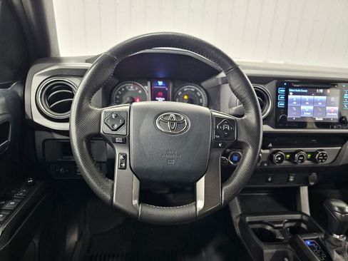 Used 2017 Toyota Tacoma TRD Sport w/ Tow Package (A/T) AWD/4WD image 13