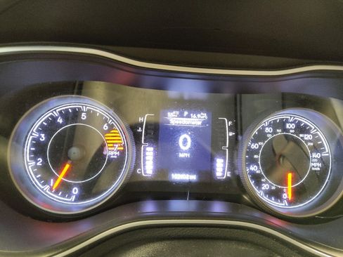 Used 2019 Jeep Cherokee Latitude w/ Cold Weather Group FWD image 23