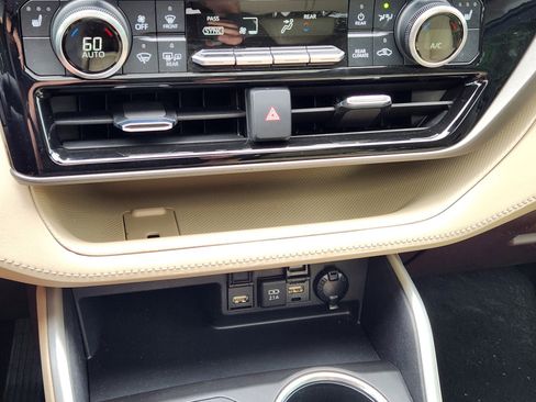 Used 2021 Toyota Highlander XLE FWD image 16