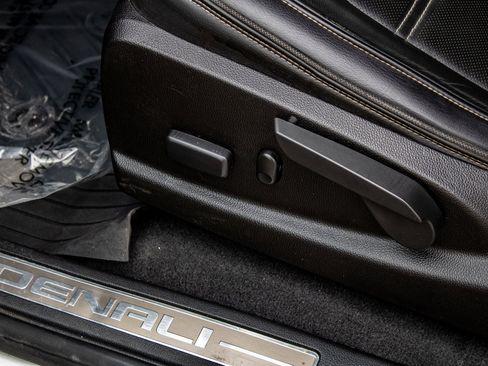 Used 2020 GMC Canyon Denali image 20