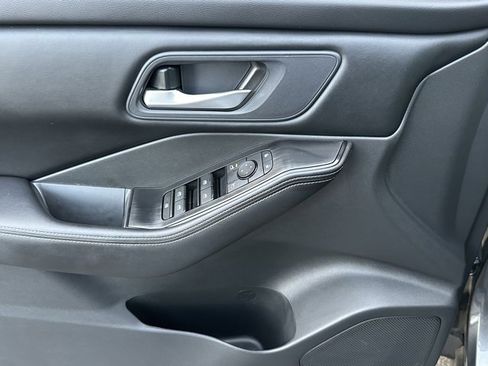 Certified 2025 Nissan Rogue SV image 22