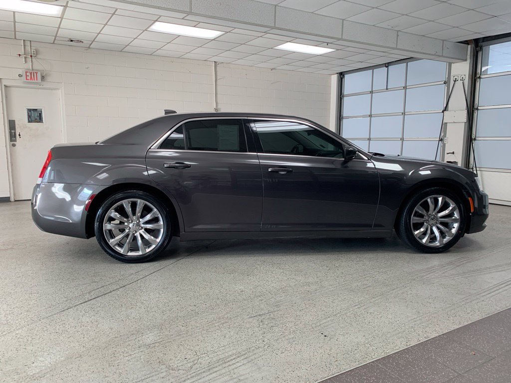 Used 2019 Chrysler 300 Touring w/ Quick Order Package 2EF RWD image 8
