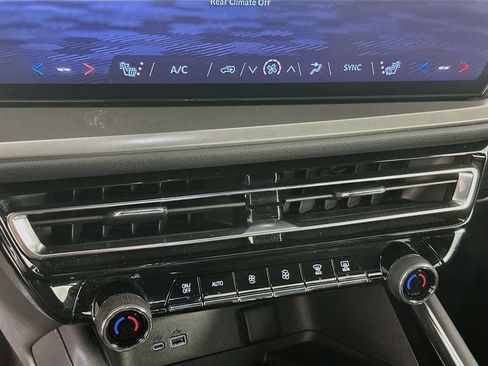 Used 2026 Chevrolet Traverse LT FWD image 24