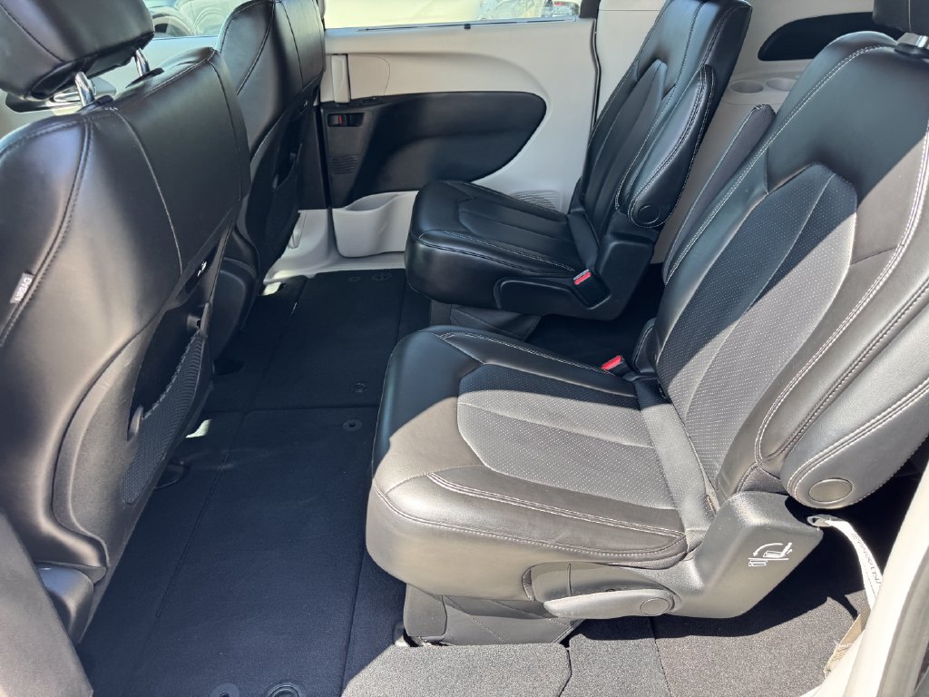 Used 2023 Chrysler Pacifica Touring-L FWD image 17