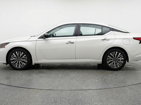 Used 2025 Nissan Altima 2.5 SV FWD image 5