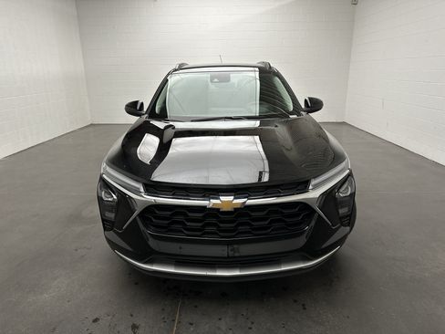 Used 2025 Chevrolet Trax LT FWD image 3