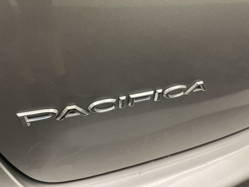 Used 2019 Chrysler Pacifica Touring-L FWD image 23