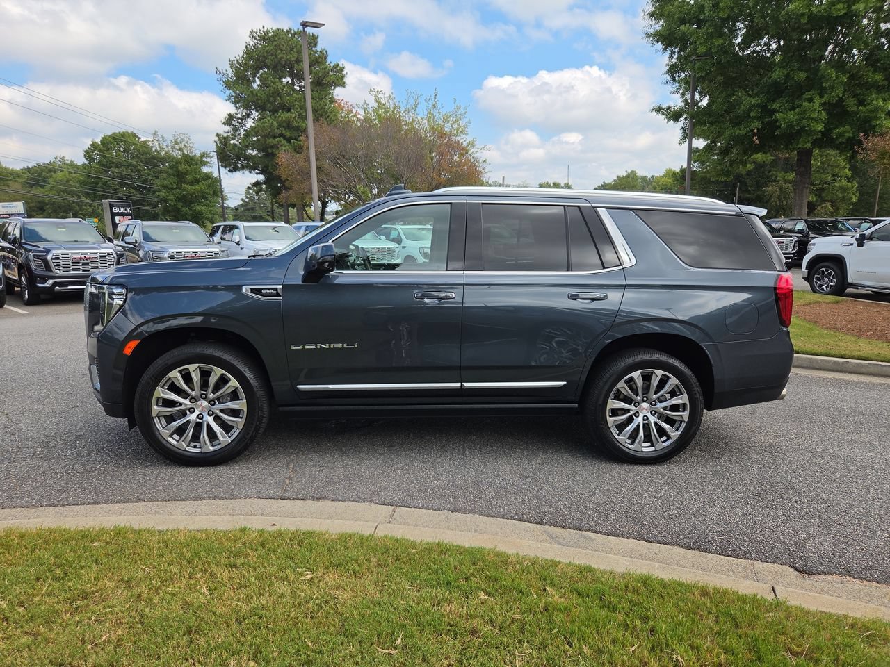 Used 2021 GMC Yukon Denali w/ Denali Ultimate Package AWD/4WD image 5