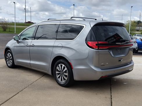 Used 2021 Chrysler Pacifica Touring-L FWD image 7