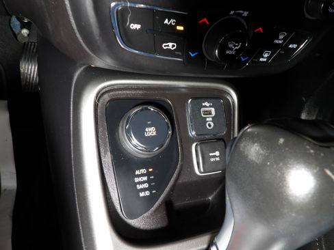Used 2020 Jeep Compass Latitude AWD/4WD image 14