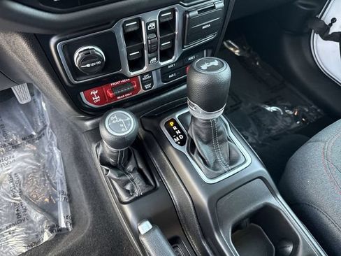 Used 2025 Jeep Wrangler Unlimited Rubicon AWD/4WD image 22