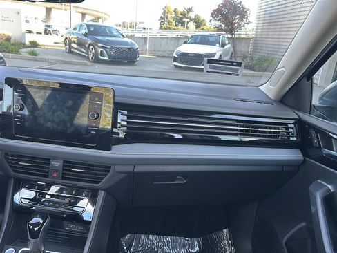 Used 2025 Volkswagen Jetta SEL image 11