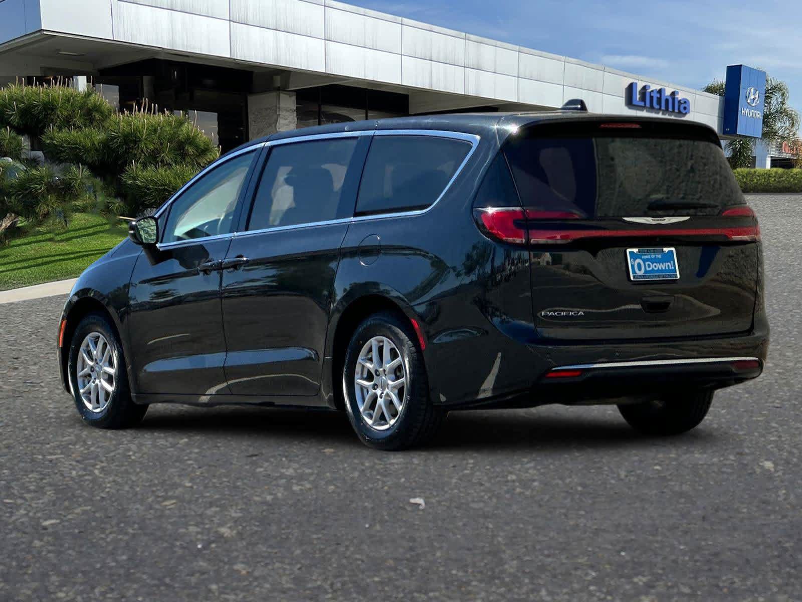 Used 2024 Chrysler Pacifica Touring-L FWD image 7