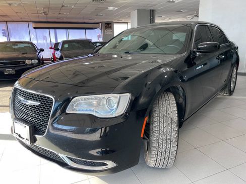 Used 2018 Chrysler 300 Touring image 3