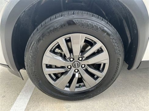 Used 2025 Nissan Pathfinder SV image 19