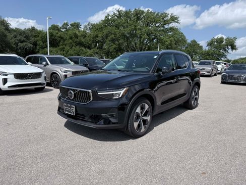 Certified 2025 Volvo XC40 B5 Plus AWD/4WD image 2