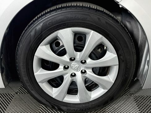 Used 2020 Toyota Corolla LE FWD image 29