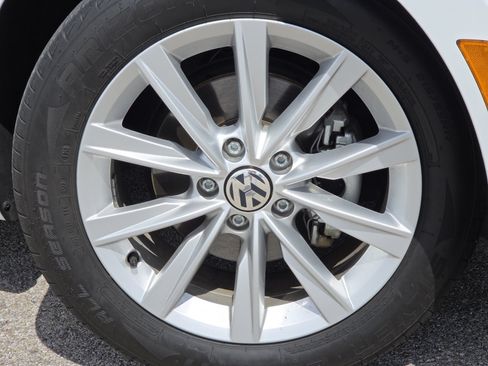 Used 2019 Volkswagen Beetle 2.0T SE FWD image 8