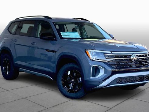New 2026 Volkswagen Atlas Peak Edition image 2