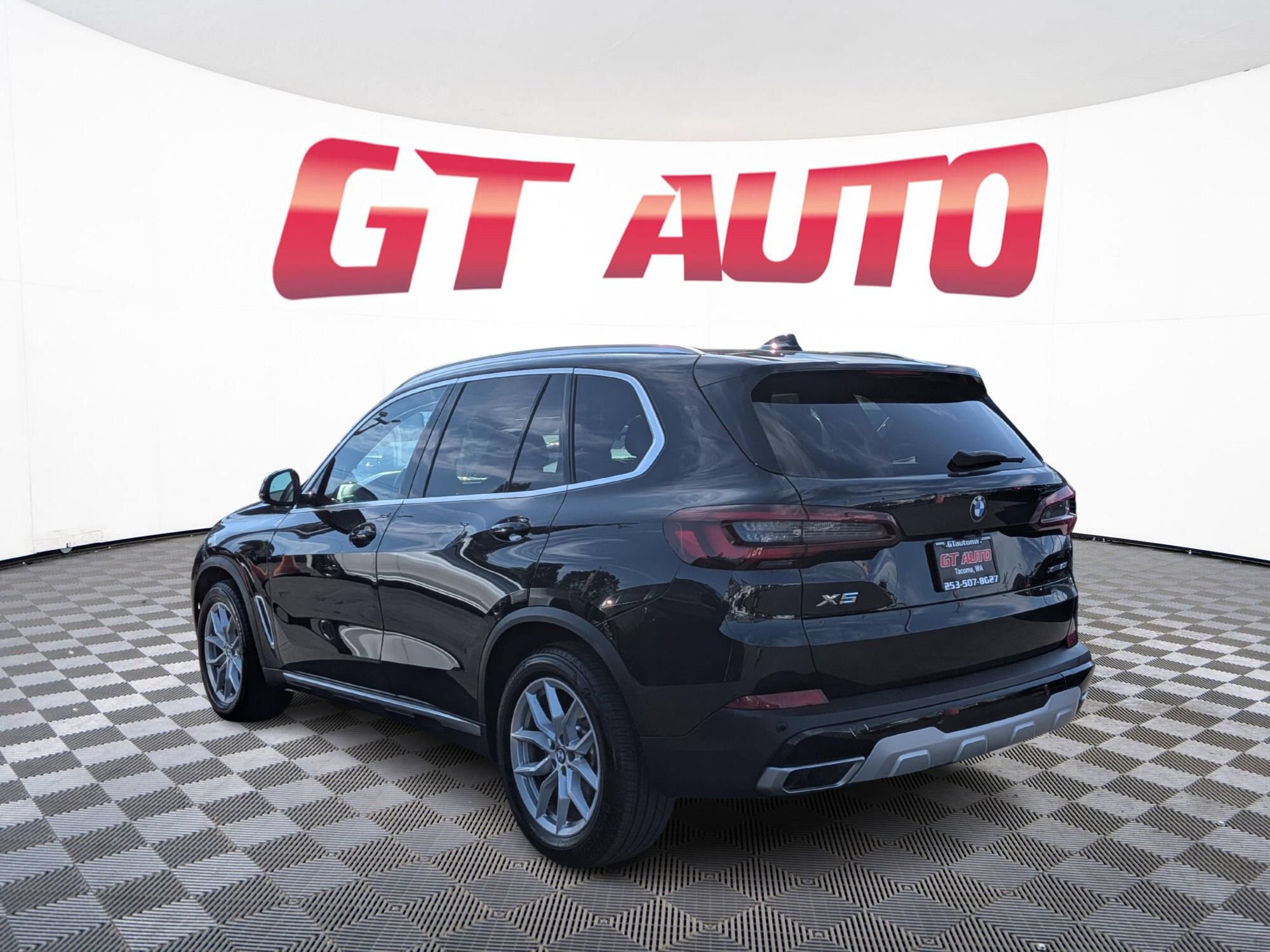 Used 2020 BMW X5 xDrive50i w/ Premium Package AWD/4WD image 3