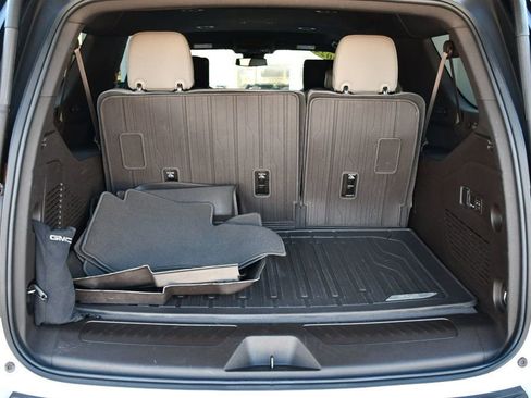 Used 2024 GMC Yukon XL SLT w/ SLT Luxury Package image 18