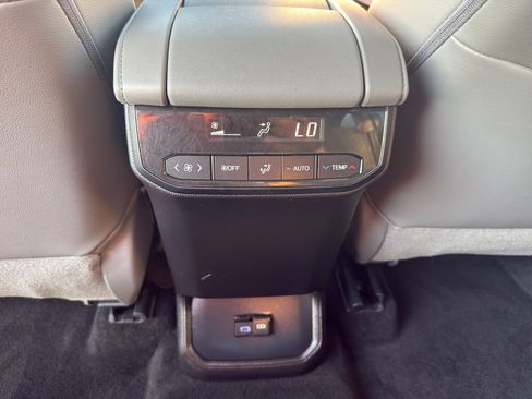 Used 2022 Toyota Highlander XLE AWD/4WD image 32