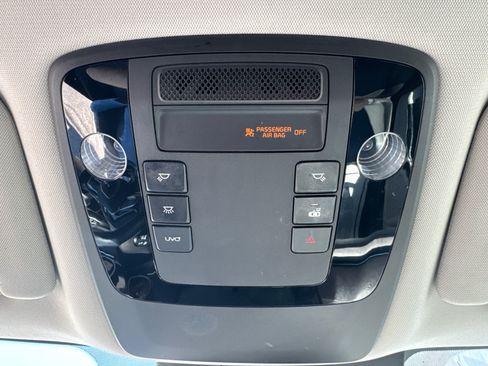Used 2022 Kia Carnival EX FWD image 12