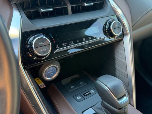 Used 2022 Toyota Venza XLE image 10