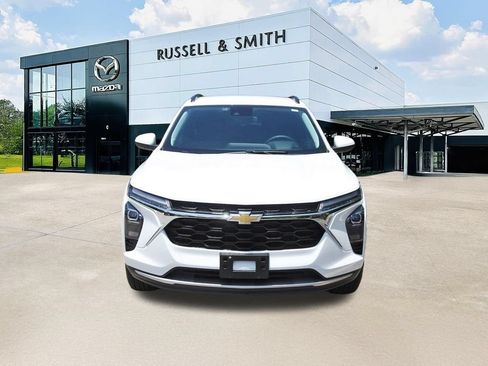 Used 2025 Chevrolet Trax LT w/ Driver Confidence Package FWD image 2