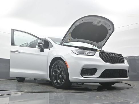 Used 2024 Chrysler Pacifica Limited FWD image 58