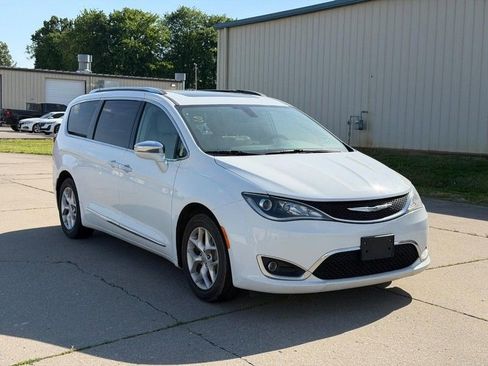 Used 2020 Chrysler Pacifica Limited FWD image 1