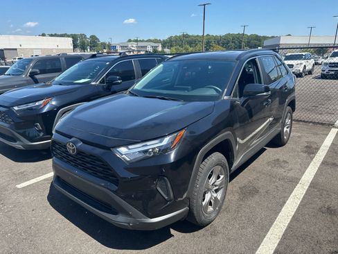 Used 2025 Toyota RAV4 XLE AWD/4WD image 2