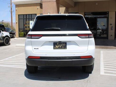 Used 2025 Jeep Grand Cherokee Altitude AWD/4WD image 4