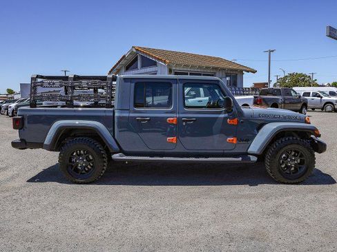 Used 2025 Jeep Gladiator Sport AWD/4WD image 3