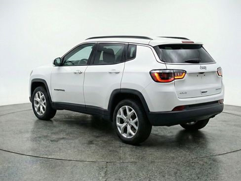 Used 2025 Jeep Compass Latitude AWD/4WD image 6