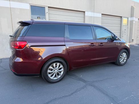 Used 2020 Kia Sedona LX image 3