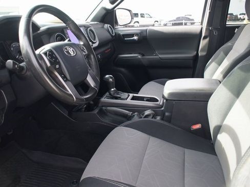 Used 2020 Toyota Tacoma TRD Sport w/ Technology Package image 12