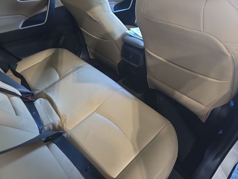 Used 2019 Toyota RAV4 XLE w/ Convenience Package FWD image 11