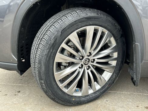 Used 2023 Toyota Highlander Platinum image 10