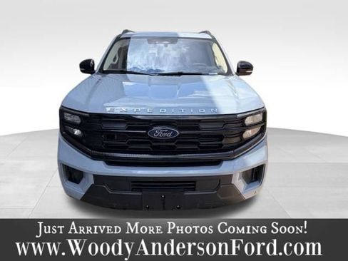 Used 2025 Ford Expedition Active AWD/4WD image 3
