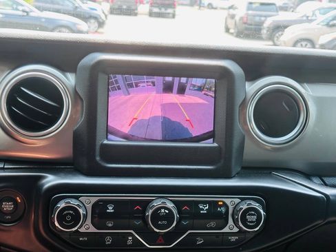 Used 2018 Jeep Wrangler Unlimited Sahara AWD/4WD image 13