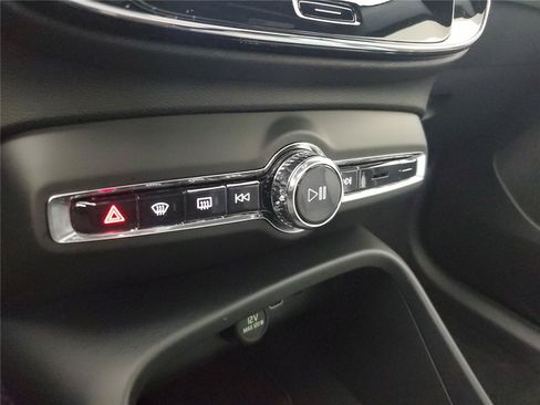 Certified 2026 Volvo XC40 B5 Core AWD/4WD image 30