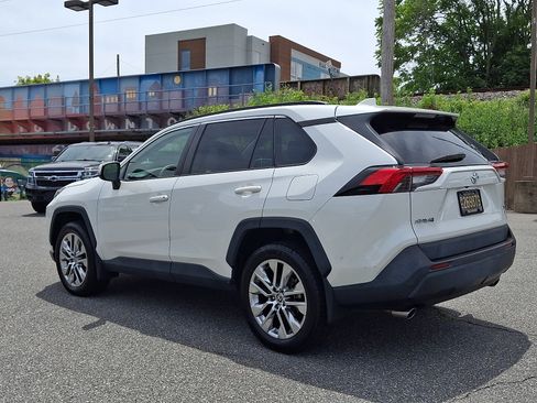 Used 2021 Toyota RAV4 XLE Premium AWD/4WD image 4