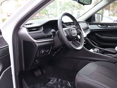 Used 2022 Jeep Grand Cherokee Laredo w/ Luxury Tech Group I AWD/4WD image 26