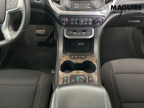 Used 2023 GMC Acadia SLE w/ Driver Convenience Package image 10