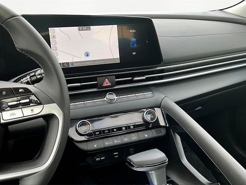 Used 2025 Hyundai Elantra SEL image 6