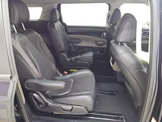 Used 2025 Kia Carnival FWD image 20
