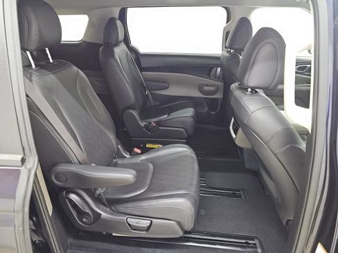 Used 2025 Kia Carnival FWD image 20
